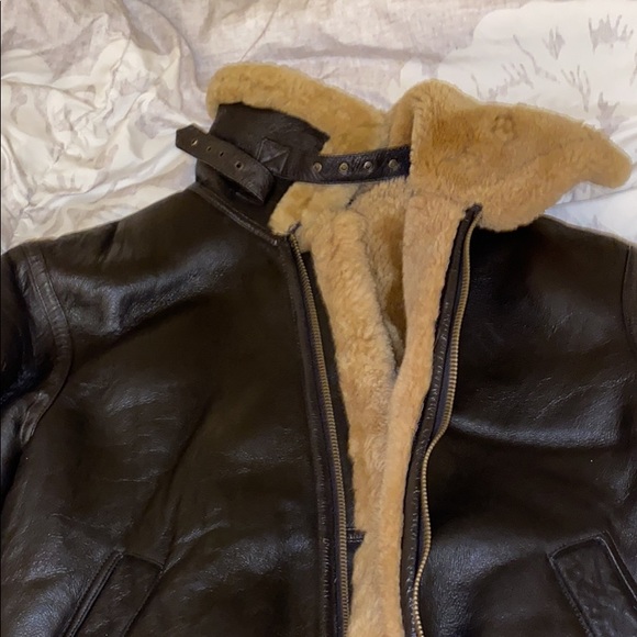 100% Genuine leather Shearling. Size Medium in Women’s but it’s really big! - Picture 2 of 4